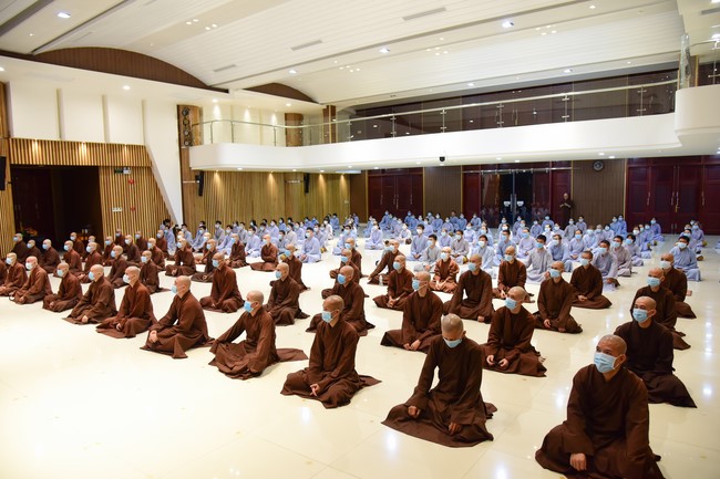 Taking comments to complete recording visual images in the rain season retreat